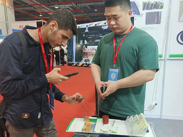 展會現(xiàn)場外國友人拍照詢問