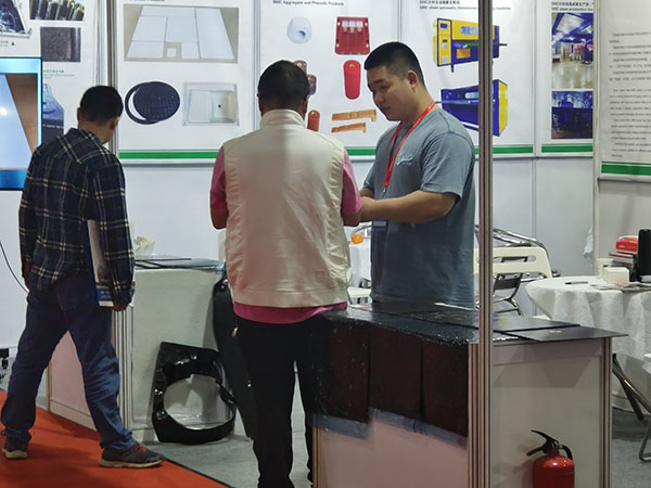 展會現(xiàn)場客戶咨詢介紹